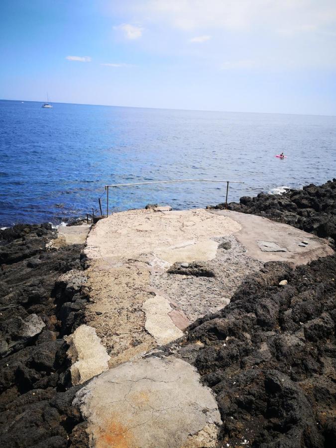 B&B Acireale - Il Cavalluccio Marino Fronte Mare Экстерьер фото